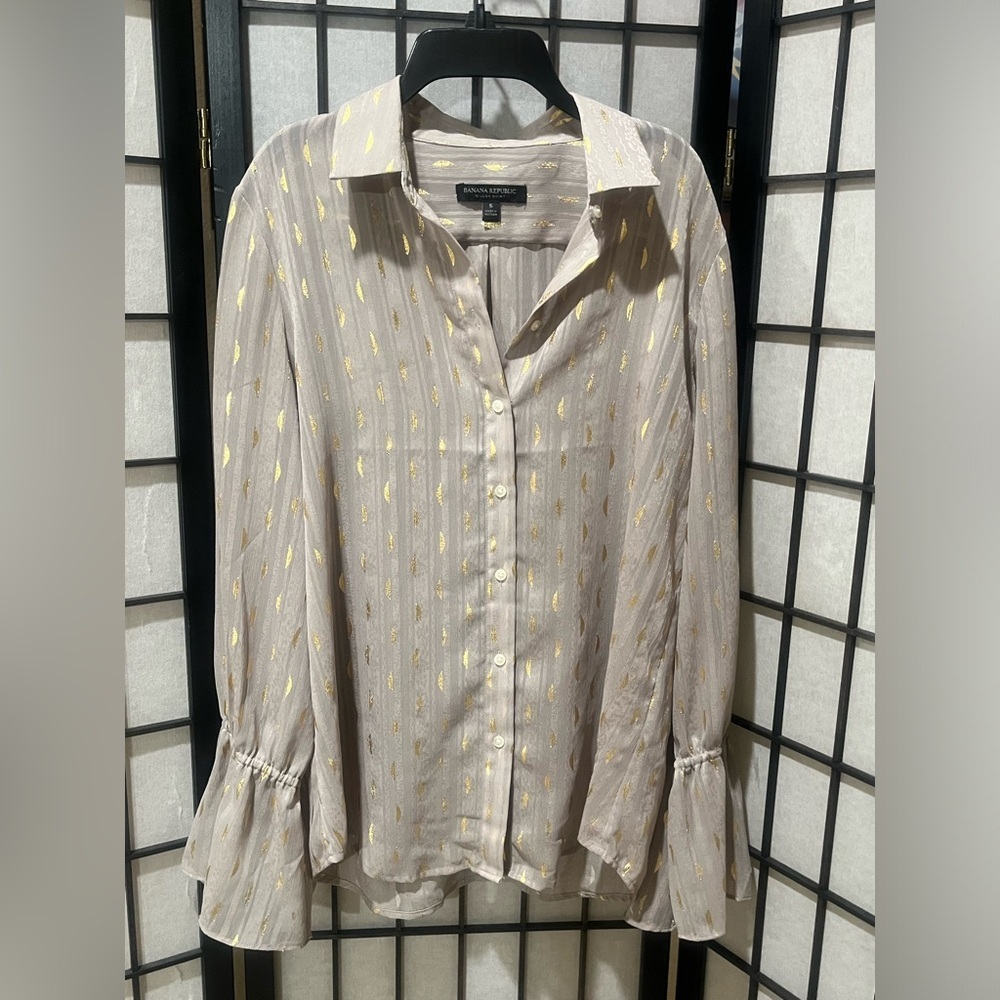 BANANA REPUBLIC DILLON SHIRT TAUPE AND GOLD FOIL PATTERN WOMEN SIZE S